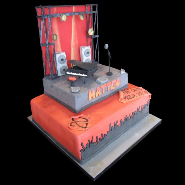 Torta decorata in pasta di zucchero a forma di palco per un compleanno