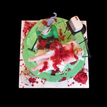 Torta decorata in pasta di zucchero per una laurea a tema chirurgia splatter