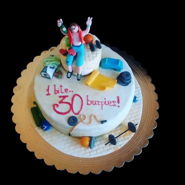 Torta decorata in pasta di zucchero per un compleanno a tema CrossFit