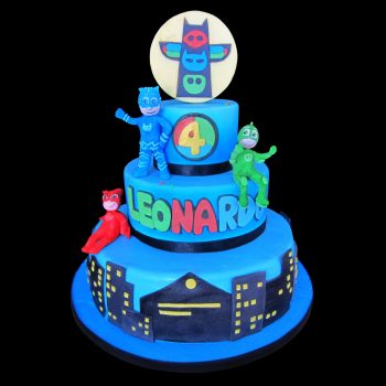 Torta decorata in pasta di zucchero per un compleanno a tema PJ Masks