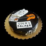 Sacher Torte con decorazioni musicali in pasta di zucchero per un compleanno