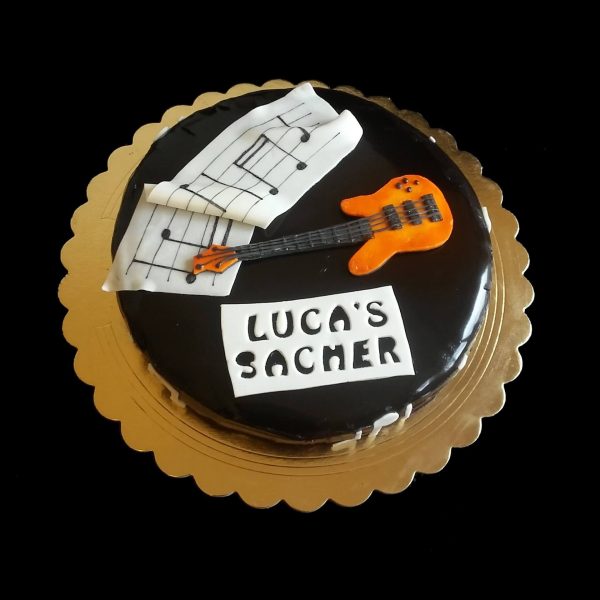 Sacher Torte con decorazioni musicali in pasta di zucchero per un compleanno