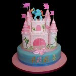 Torta decorata in pasta di zucchero per un compleanno a tema castello dei Mini Pony