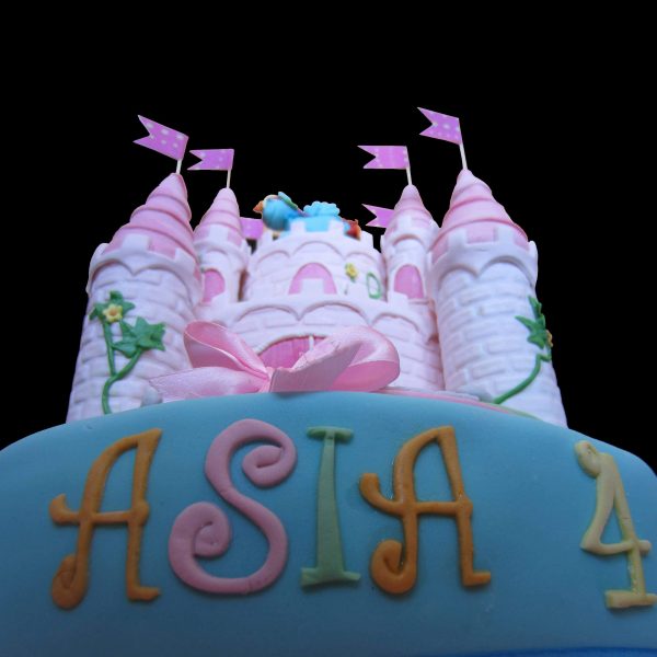 Torta decorata in pasta di zucchero per un compleanno a tema castello dei Mini Pony