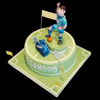 Torta decorata in pasta di zucchero per un compleanno a tema calcio