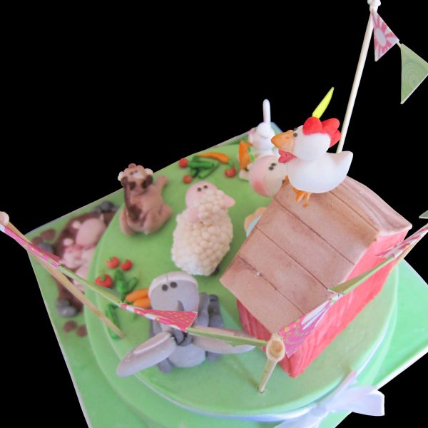 Torta decorata in pasta di zucchero per un compleanno a tema fattoria