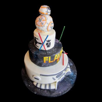 Torta decorata in pasta di zucchero per un compleanno a tema Star Wars