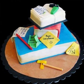 Torta decorata in pasta di zucchero per un compleanno a tema traduzioni letterarie