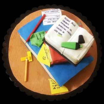 Torta decorata in pasta di zucchero per un compleanno a tema traduzioni letterarie