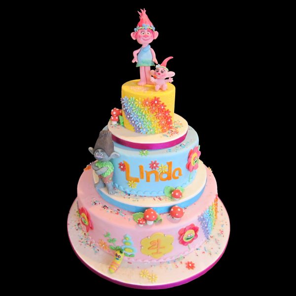 Torta decorata in pasta di zucchero per un compleanno a tema Trolls