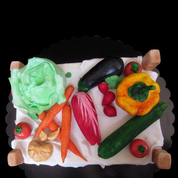 Torta decorata in pasta di zucchero per un compleanno a tema verdure