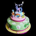 Torta decorata in pasta di zucchero per un compleanno a tema Miny Pony