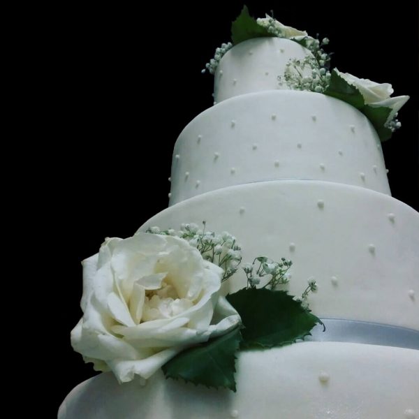 Torta decorata in pasta di zucchero e fiori per un Matrimonio