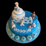 Torta decorata in pasta di zucchero per un compleanno a tema Frozen