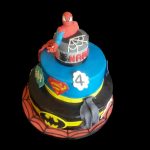 Torta di Spiderman, Superman e Batman decorata in pasta di zucchero per un compleanno