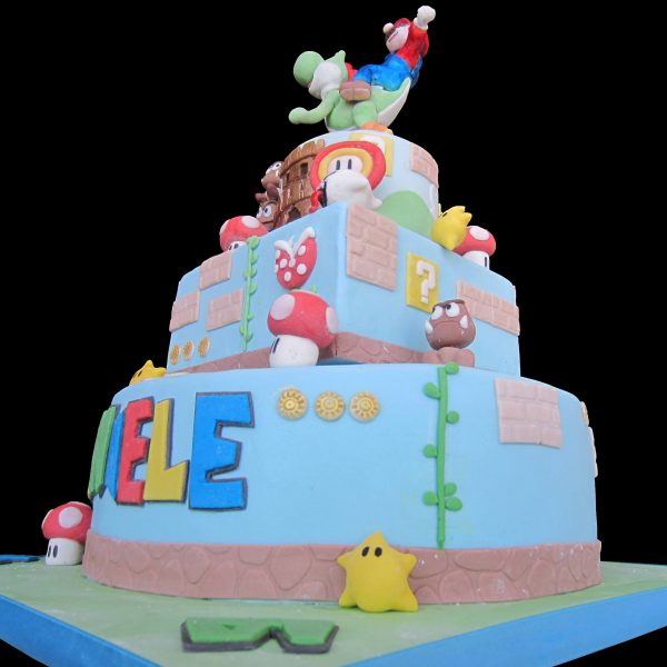 Torta decorata in pasta di zucchero per un compleanno a tema Mario