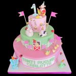 Torta decorata con animaletti in pasta di zucchero per un compleanno