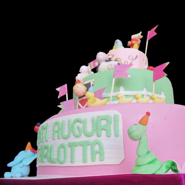 Torta decorata con animaletti in pasta di zucchero per un compleanno