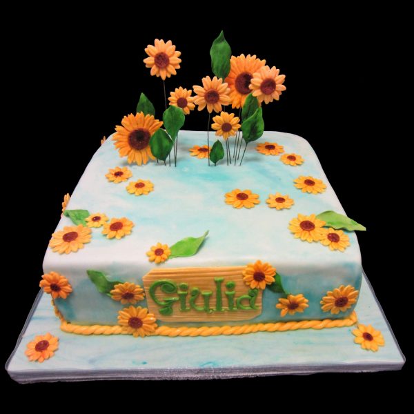 Torta decorata con girasoli in pasta di zucchero per un compleanno