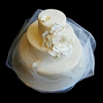 Torta decorata con un fiore in pasta di zucchero e un velo per un Matrimonio