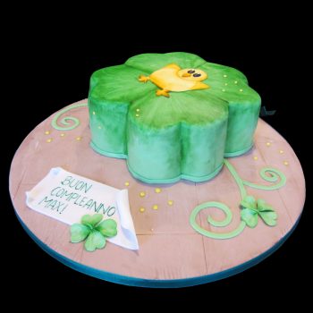 Torta a forma di quadrifoglio decorata in pasta di zucchero per un compleanno
