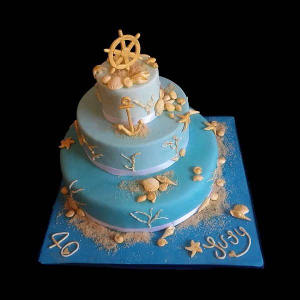 Torta decorata in pasta di zucchero per un compleanno a tema marino