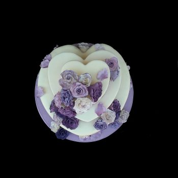 Torta decorata con rose viola in pasta di zucchero per un compleanno