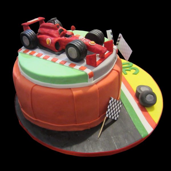 Torta decorata in pasta di zucchero per un compleanno a tema Ferrari