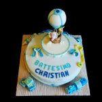 Torta decorata in pasta di zucchero per un Battesimo con una mongolfiera